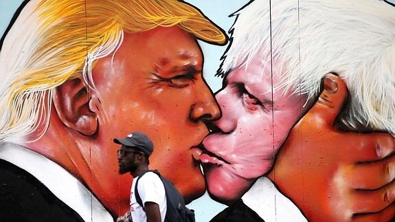 Mural del beso entre Johnson y Trump.