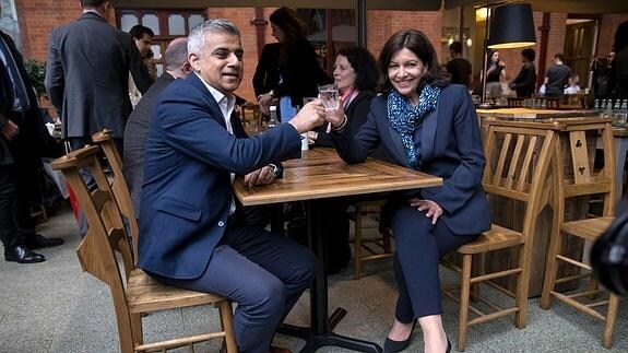 El alcalde de Londres con la alcaldesa de París.