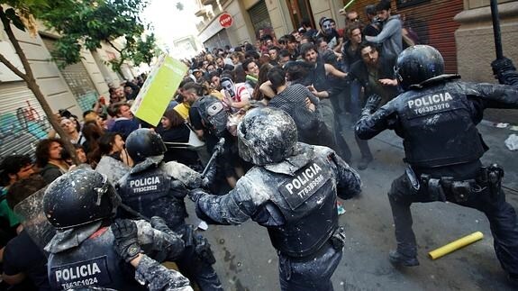 Los manifestantes contra del desalojo del 'banco okupado' se enfrentan a la Policía.