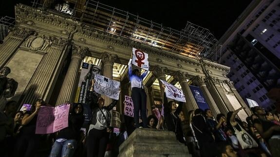 Activistas participan en una manifestación por lo sucedido a la menor.