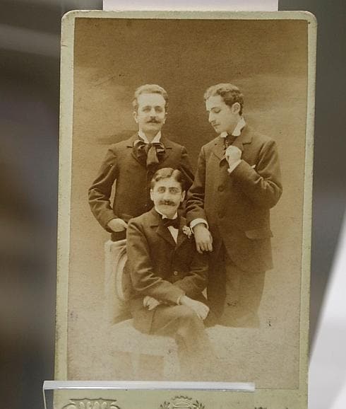 Marcel Proust (c) junto al periodista Robert de Flers (i) y el escritor Lucien Daudet.