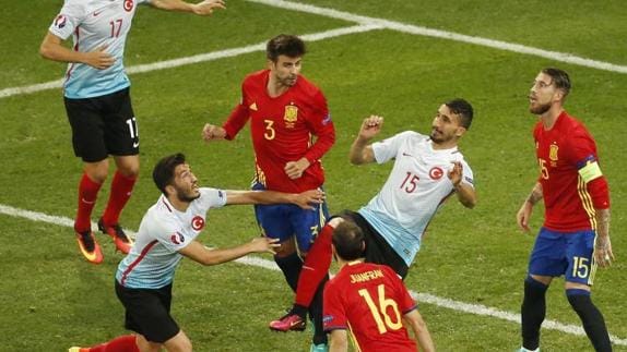 Piqué, Ramos y Juanfran defienden un ataque de Turquía. 