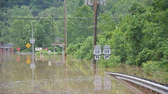 Carretera inundada en Virginia Occidental, Estados Unidos.