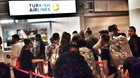 Cola ante un mostrador de Turkish Airlines en Barajas. 