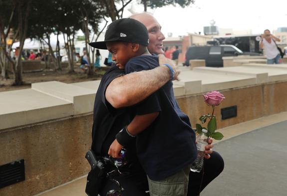 Un policía abraza a un niño en Dallas (Texas).