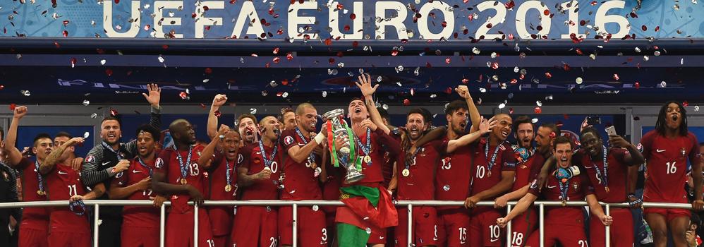 La selección portuguesa celebra el título de la Eurocopa. 