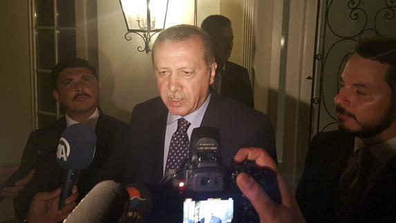 Erdogan se dirige a los medios tras el golpe.