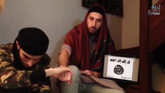 Los dos terroristas en un vídeo en el que juran lealtad al Daesh.