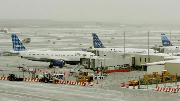 Aviones de JetBlue en la pista del Aeropuerto John F. Kennedy en Queens, Nueva York.