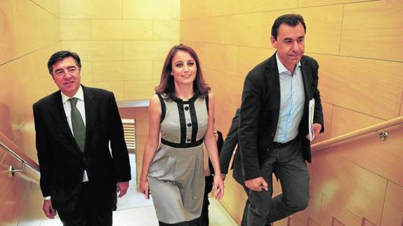 Los integrantes del equipo negociador del PP José Antonio Bermúdez de Castro, Andrea Levy y Fernando Martínez-Maíllo (i-d), en un receso de las negociaciones. 