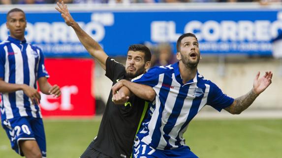 Edgar Méndez (d) y Víctor Rodríguez (i), en pleno partido. 