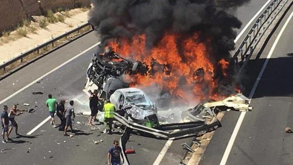 Al menos tres personas fallecieron en un accidente ocurrido en la A-7, a la altura de la salida de Elche a Aspe. 