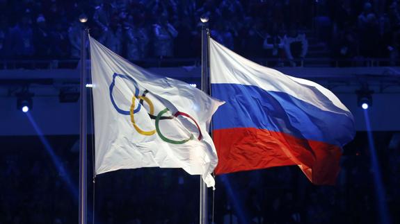 La bandera olímpica (izq) junto a la bandera rusa. 