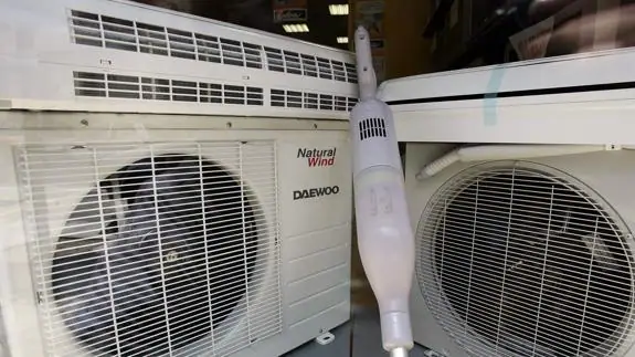 Aparatos de aire acondicionado y ventiladores en una tienda.