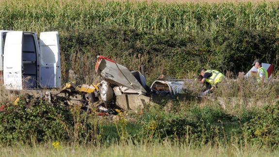 Dos guardias civiles investigan los restos de la avioneta. 