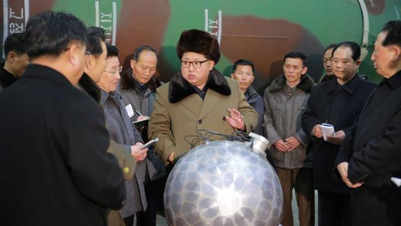 Fotografía de archivo cedida por la agencia KCNA que muestra a Kim Jong-un hablando con un grupo de científicos y técnicos sobre las investigaciones nucleares en Corea del Norte. 