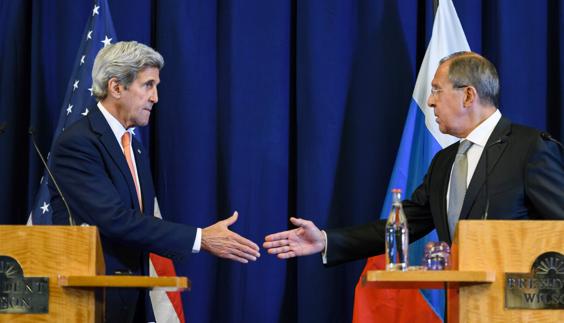 John Kerry y Serguei Lavrov estrechan sus manos.