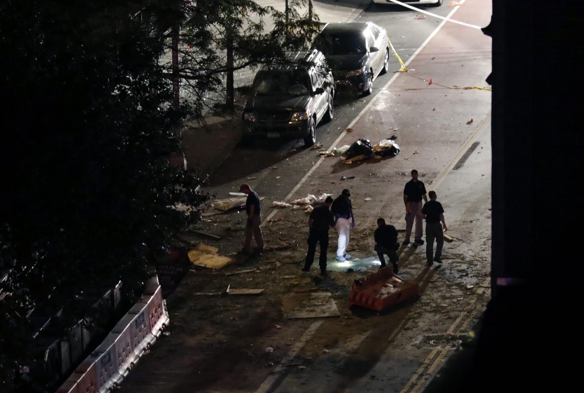 Los escombros que ha dejado la explosión frente a la Iglesia San Vicente de Paúl. 