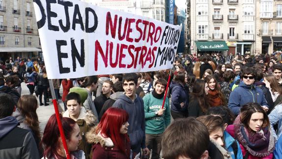 Alumnos se manifiestan por la Lomce.