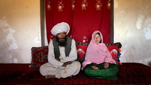 Boda entre un hombre de 40 años y una niña de 11 años, en Darmanda, Afganistán.