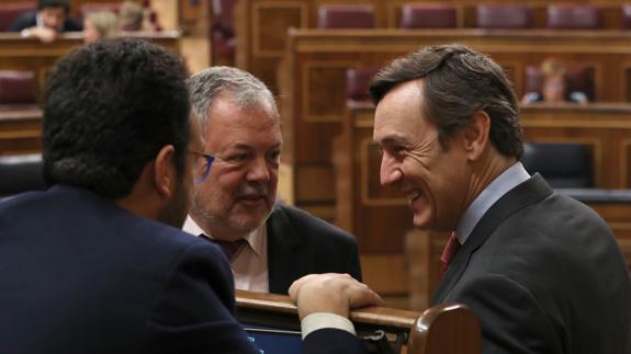 Los portavoces del PP y del PSOE en el Congreso, Rafael Hernando (d), y Antonio Hernando, conversan en presencia del diputado del PNV Pedro Azpiazu. 