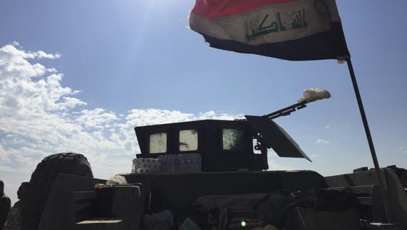 Bandera iraquí en un vehículo blindado en el puesto de control de Bartala, al este de Mosul (Irak).