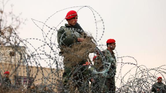 Dos soldados afganos vigilan una carretera cerca de Bagram. 