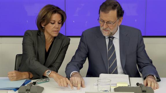 Rajoy junto a la ministra de Defensa y secretaria general del PP, María Dolores de Cospedal.