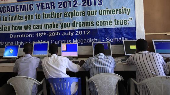 Alumnos conectados a internet en Mogadiscio (Somalia).