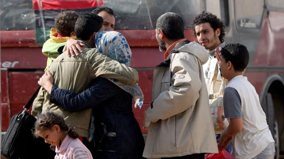 Una mujer abraza a sus familiares en Misrata.