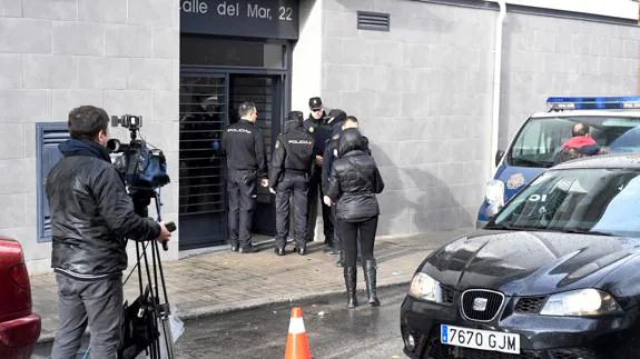 Agentes de Policía en el portal de la vivienda de Aranjuez donde ha ocurrido el suceso.