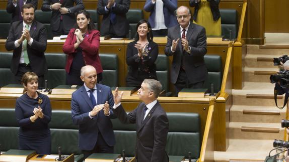Iñigo Urkullu recibe el aplauso del Parlamento Vasco tras ser investido lehendakari.