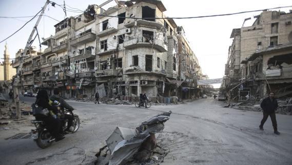Destrozos tras los bombardeos en la ciudad siria de Douma.