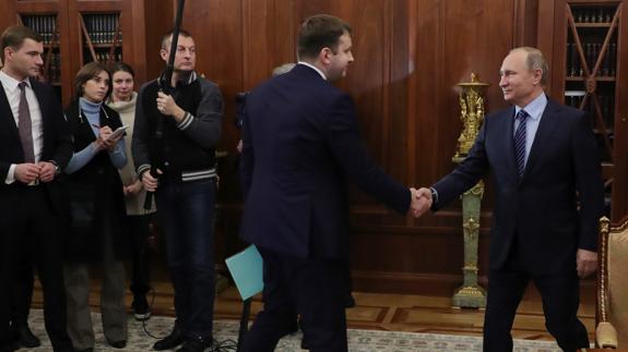 Vladimir Putin estrecha la mano a Maxim Oreshkin.