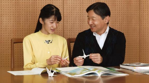 La princesa Aiko con su padre Naruhito.