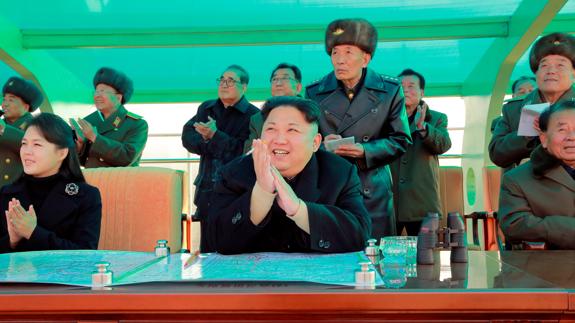 Kim Jong-un junto a su esposa, Ri Sol-ju. 