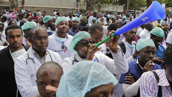 Varios médicos se manifiestan en Kenia. 