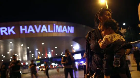 Una mujer y su hijo en los exteriores del aeropuerto Ataturk de Estambul tras el ataque suicida del 28 de junio de 2016.