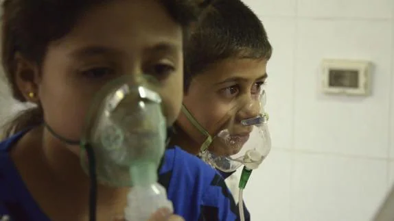 Niños tratados por inhalación de gases tóxicos en Siria.