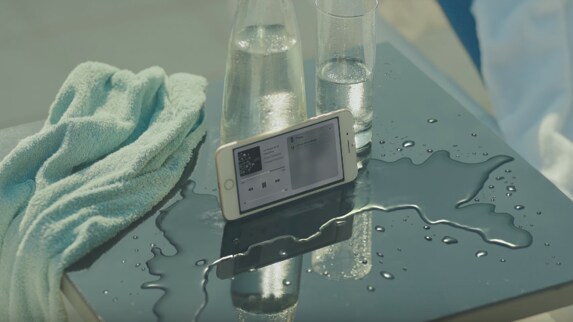 El anuncio que piden que se retire muestra un iPhone 7 mojado en una piscina.
