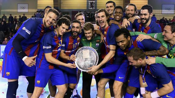 Los jugadores del FC Barcelona Lassa posan con el trofeo. 