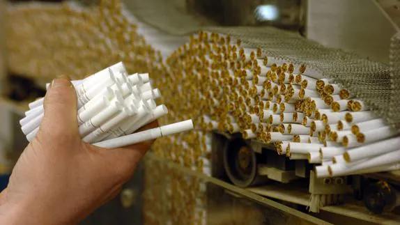 Cigarillos en una cinta transportadora de la fábrica que Altadis posee en Carquefou (Francia). 