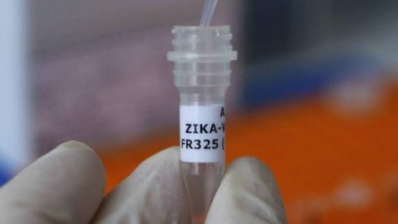 Investigador tomando una muestra del virus zika. 