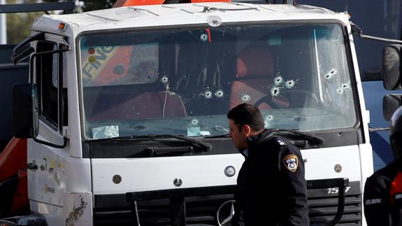 Impactos de bala en el camión que ha atropellado a varias personas en Israel.