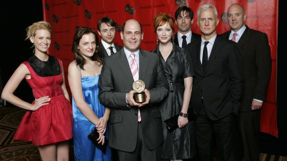 Matthew Weiner y varios actores de 'Mad Men'.