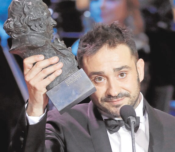 El director J.A. Bayona recibe el premio a la mejor dirección por 'Un monstruo viene a verme'. 