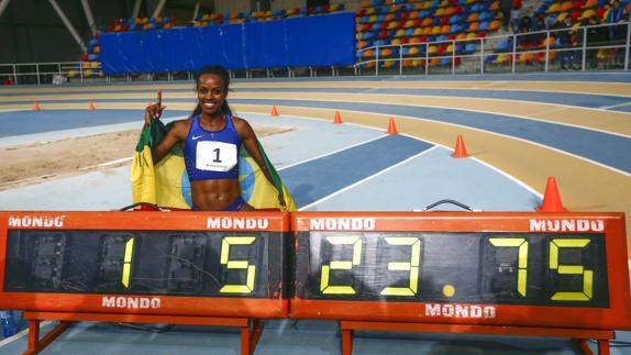 Dibaba posa con el cronómetro. 