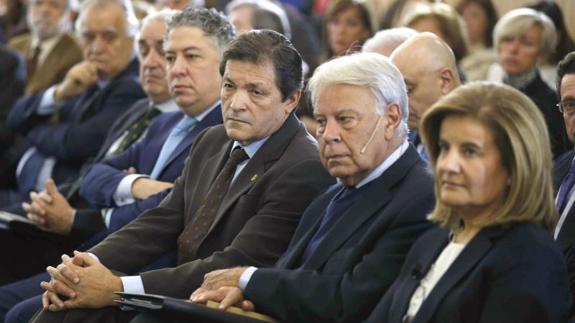 La ministra Fátima Báéz, junto a Felipe González y Javier Fernández en un foro económico hoy en Madrid.
