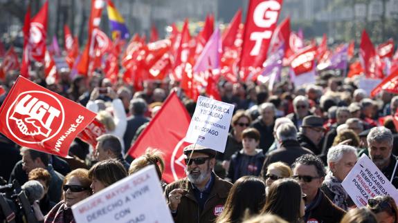 Vista de los participantes en la manifestación convocada hoy por CCOO y UGT en Madrid.