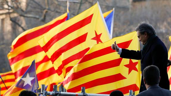 Artur Mas, entre banderas catalanas.